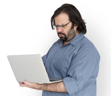 dizüstü bilgisayar kullanan adam