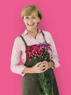 Buket çiçek ile üst düzey kadın