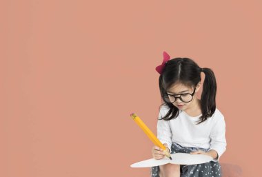 Kız büyük kalemle yazma