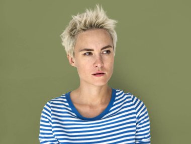 ciddi sarışın kadın 