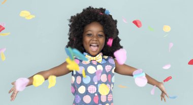 küçük kız kamera için poz