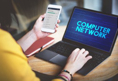 Smartphone kullanarak ve dizüstü bilgisayarda çalışan kadın