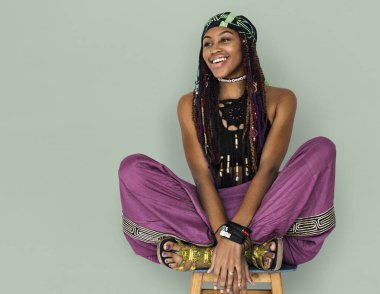 olan dreadlocks lotus poz oturan kadın