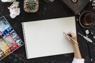 Sanat sınıf çizime hazır kadında