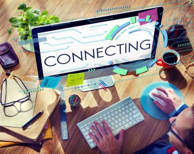 Bilgisayarda çalışan iş adamı