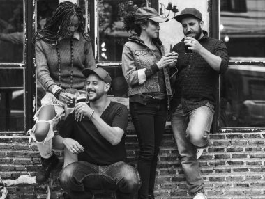 Bira içen arkadaşlar 