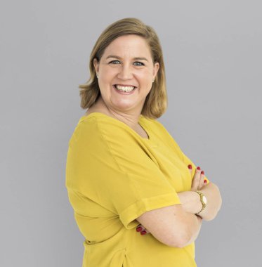 Olgun gülümseyen kadın