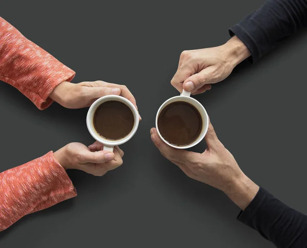 Mãos segurando copos de café — Fotografia de Stock