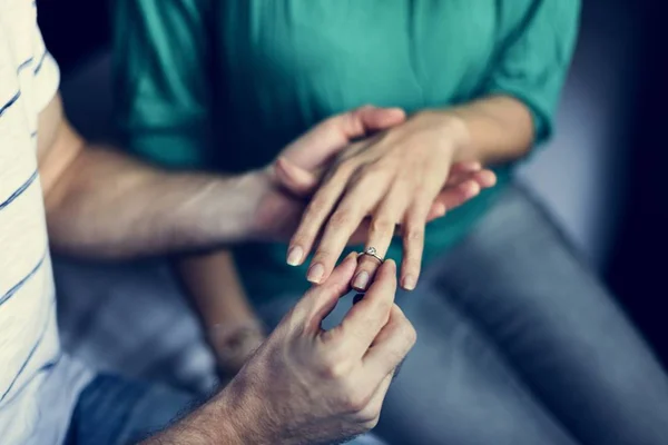 Мужчина кладет кольцо женского пальца — стоковое фото