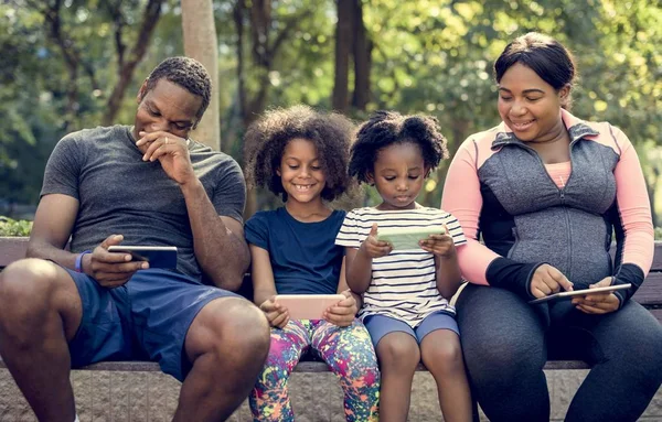 Familie surft auf Mobiltelefonen — Stockfoto