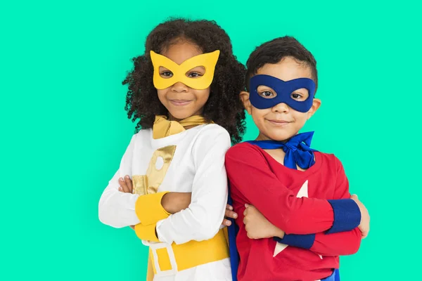 Niños en trajes superhéroes — Foto de Stock