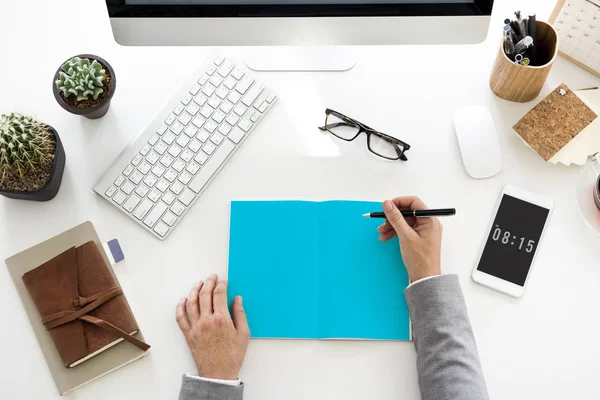 Person, die mit Computer arbeitet — Stockfoto