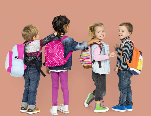 Niños preescolares con bolsas de mochila — Foto de Stock