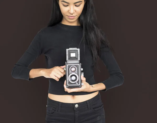 Женщина держит ретро фотоаппарат — стоковое фото