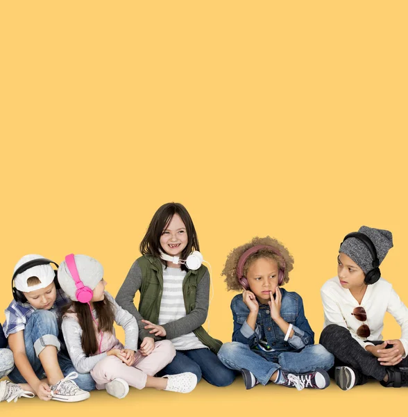 Multicultural group of children listening music — Stock Photo, Image