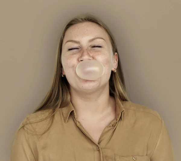 Женщина с пузырчатой жвачкой — стоковое фото