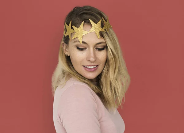 Mulher loira em coroa com estrelas douradas — Fotografia de Stock