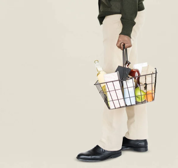 Człowiek stojący z spożywczego koszyka — Zdjęcie stockowe