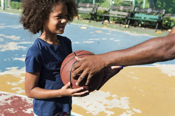 African Family jugando baloncesto — Foto de Stock