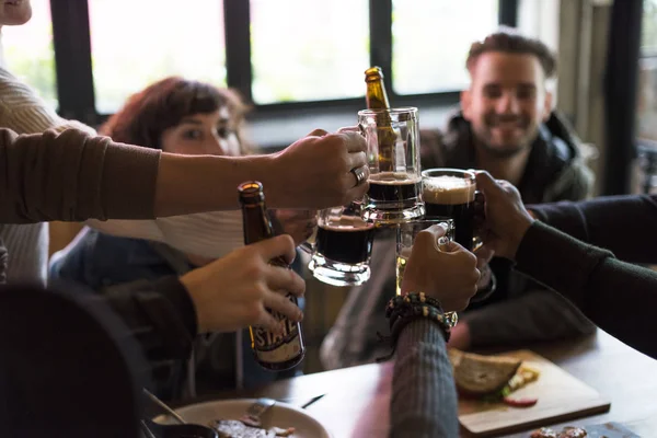 Mejores amigos bebiendo cerveza artesanal — Foto de Stock