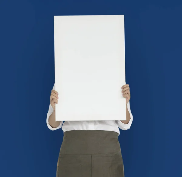 Mujer sosteniendo cartel vacío — Foto de Stock