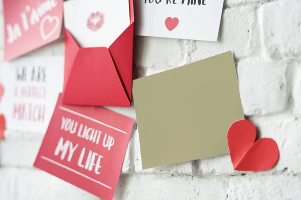 Cartas de amor na parede branca — Fotografia de Stock