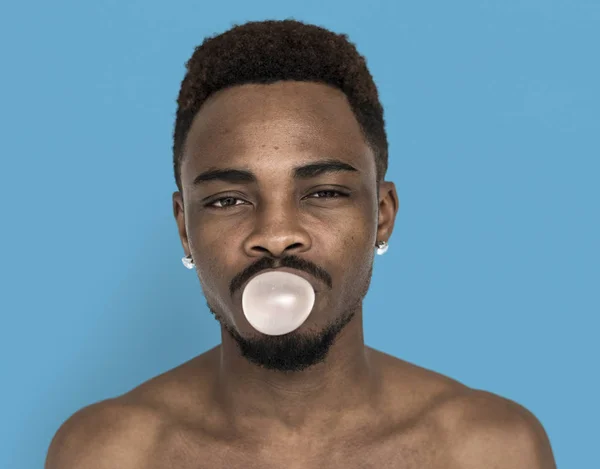 Afrikaanse man met kauwgom — Stockfoto