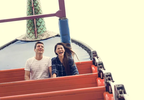 Familia en el parque de atracciones — Foto de Stock