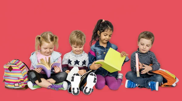 Crianças pré-escolares com livros e mochilas — Fotografia de Stock