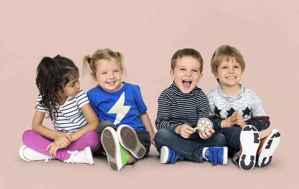 Kinderen zitten op vloer — Stockfoto