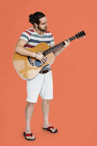 Homme jouant de la guitare acoustique — Photo