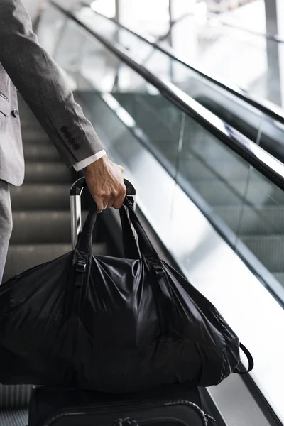 Бизнесмен держит сумку — стоковое фото