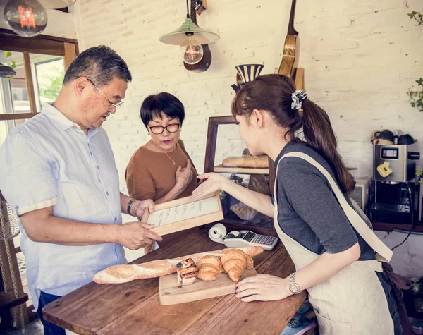 Clientes en panadería — Foto de Stock