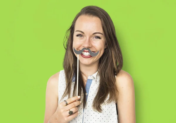 Mulher sorrindo e segurando bigode de papel — Fotografia de Stock