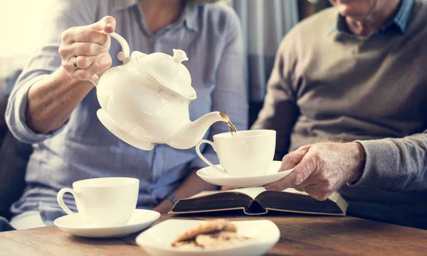 Casal sênior bebendo chá — Fotografia de Stock