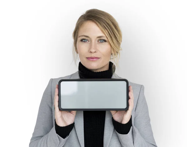 Бизнесвумен показывает экран цифрового устройства — стоковое фото
