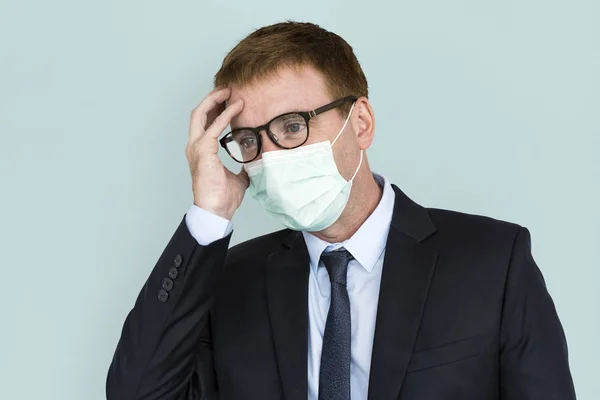 Kranker Geschäftsmann im Studio — Stockfoto