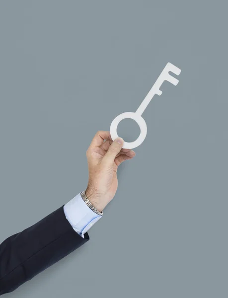 Muž držící klíč — Stock fotografie