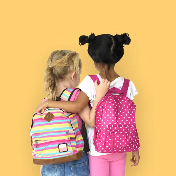 Předškolní dívky s batohy — Stock fotografie