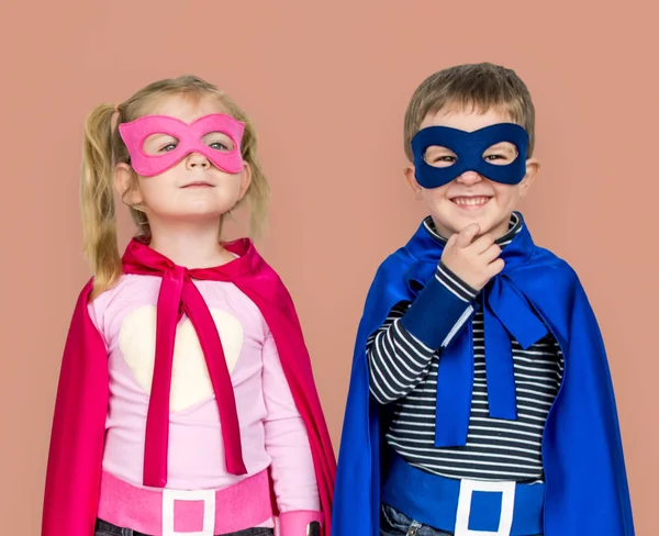 Crianças em trajes de super-herói — Fotografia de Stock