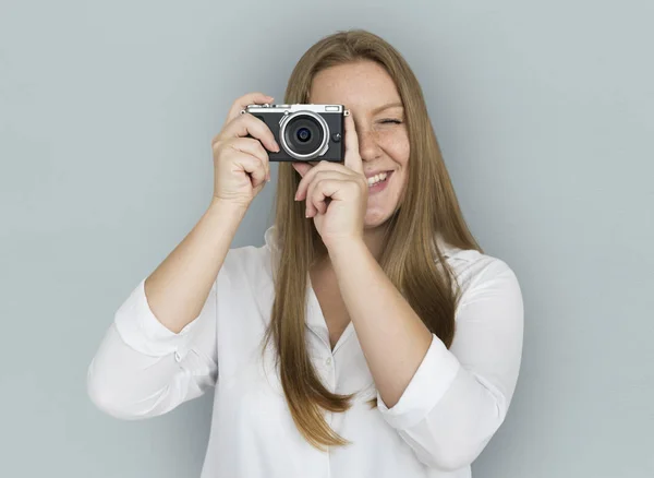 Frau mit Retro-Fotokamera — Stockfoto