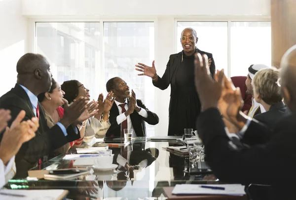 Pessoas multirraciais tendo reunião — Fotografia de Stock