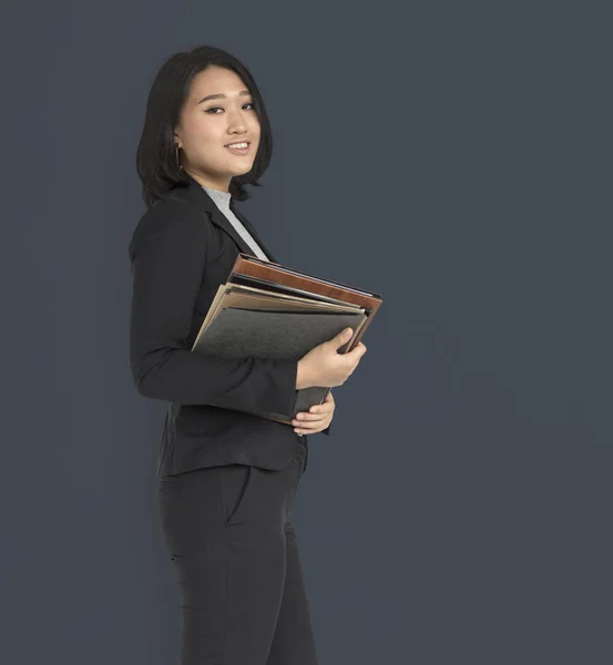 Asiatico businesswoman cerca in binocolo — Foto Stock