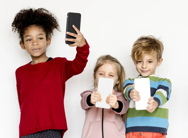 Kid using digital devices — Stock Photo, Image