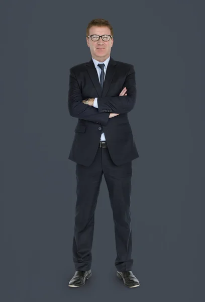 Hombre de negocios en traje con los brazos cruzados —  Fotos de Stock