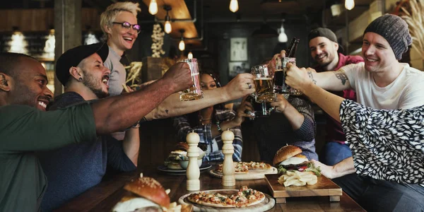 Mejores amigos bebiendo cerveza artesanal — Foto de Stock