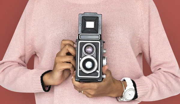 Frau hält Kamera mit zwei Objektiven — Stockfoto