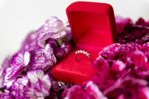 Caja roja con anillo — Foto de Stock