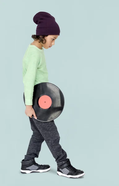 Мальчик с виниловой пластинкой — стоковое фото
