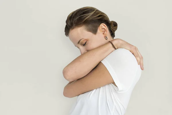 Mujer abrazándose a sí misma — Foto de Stock